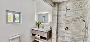 Secador de pelo, toallas, jabón y papel higiénico