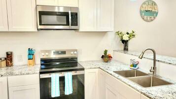 Een koelkast, een microgolfoven, een oven, een kookplaat