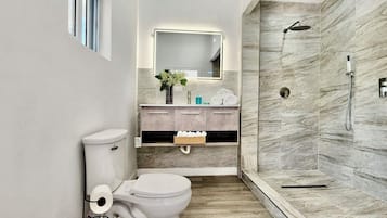 Haartrockner, Handtücher, Seife, Toilettenpapier