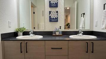 Een haardroger, handdoeken, zeep, toiletpapier