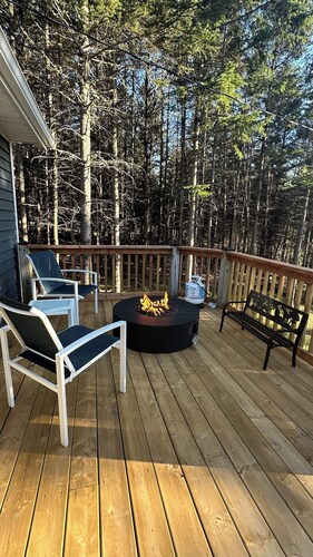Quiet Lakeside-Style 2BR Cottage | Firepit, Deck & Cozy Summer Nights