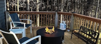Quiet Lakeside-Style 2BR Cottage | Firepit, Deck & Cozy Summer Nights