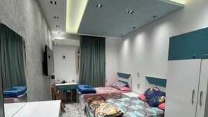Une chambre moderne avec un lit, un bureau et une armoire.