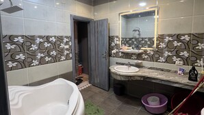 Une salle de bain moderne avec une grande baignoire, un lavabo et des toilettes.