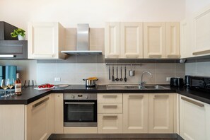 Kühlschrank, Mikrowelle, Ofen, Herdplatte