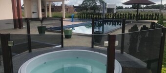 5 bedroom house, three suites, Wi-Fi, 2km from the center