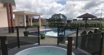 5 bedroom house, three suites, Wi-Fi, 2km from the center