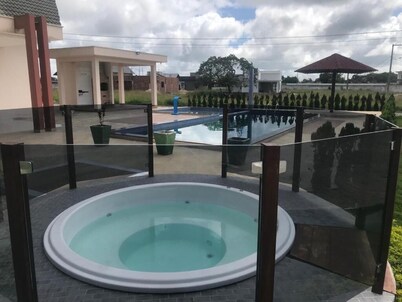 5 bedroom house, three suites, Wi-Fi, 2km from the center