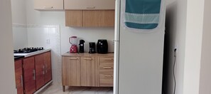 Stovetop, blender, cookware/dishes/utensils