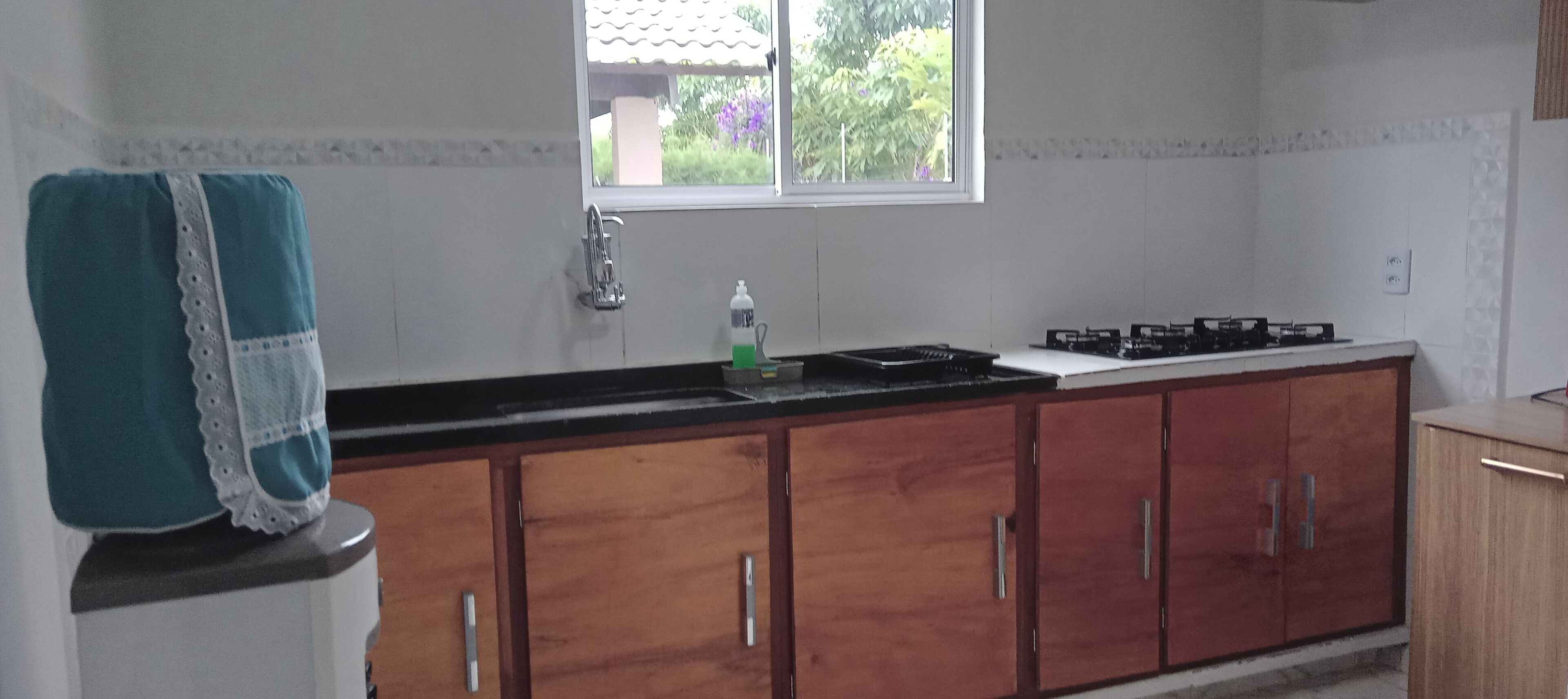 Réfrigérateur, plaque de cuisson, bouilloire électrique, grille-pain