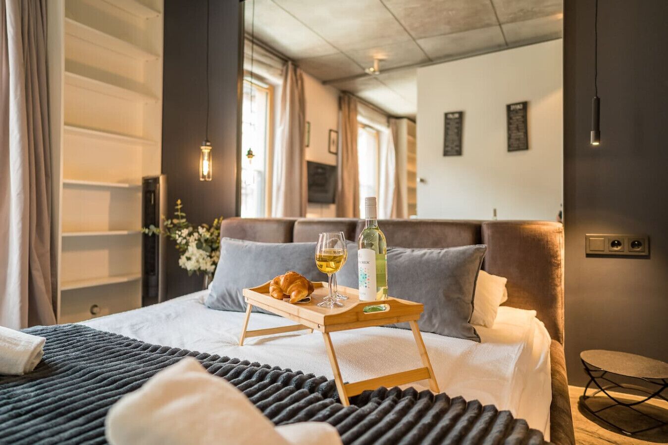 Tabla de planchar con plancha, wifi gratis y ropa de cama 