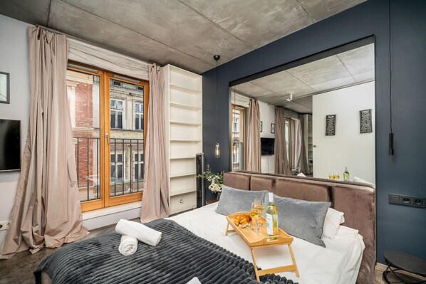 Iron/ironing board, free WiFi, bed sheets