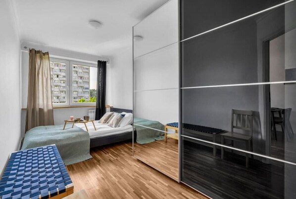 1 habitación, tabla de planchar con plancha, wifi gratis y ropa de cama 