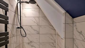 Apartment | Bathroom | Bathtub, towels, toilet paper