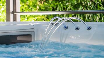 Apartment | Outdoor spa tub