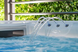 Apartment | Outdoor spa tub - Penthouse With Hot Tub in Pwllheli, No Deposit (Pwllheli)