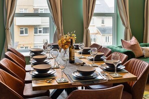 Apartment | Dining - Penthouse With Hot Tub in Pwllheli, No Deposit (Pwllheli)