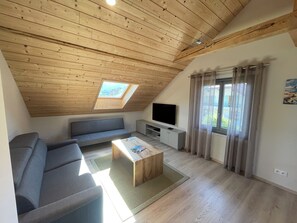 Living area - Between Lake and Mountains "LE SOLLIET" new in 2025, ideal for groups and families (Faverges)