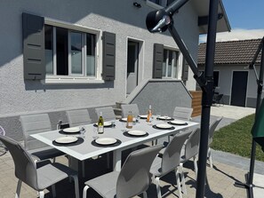 Outdoor dining - Between Lake and Mountains "LE SOLLIET" new in 2025, ideal for groups and families (Faverges)