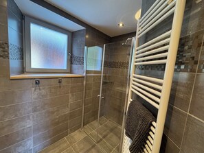 Dusche, Haartrockner, Handtücher, Toilettenpapier