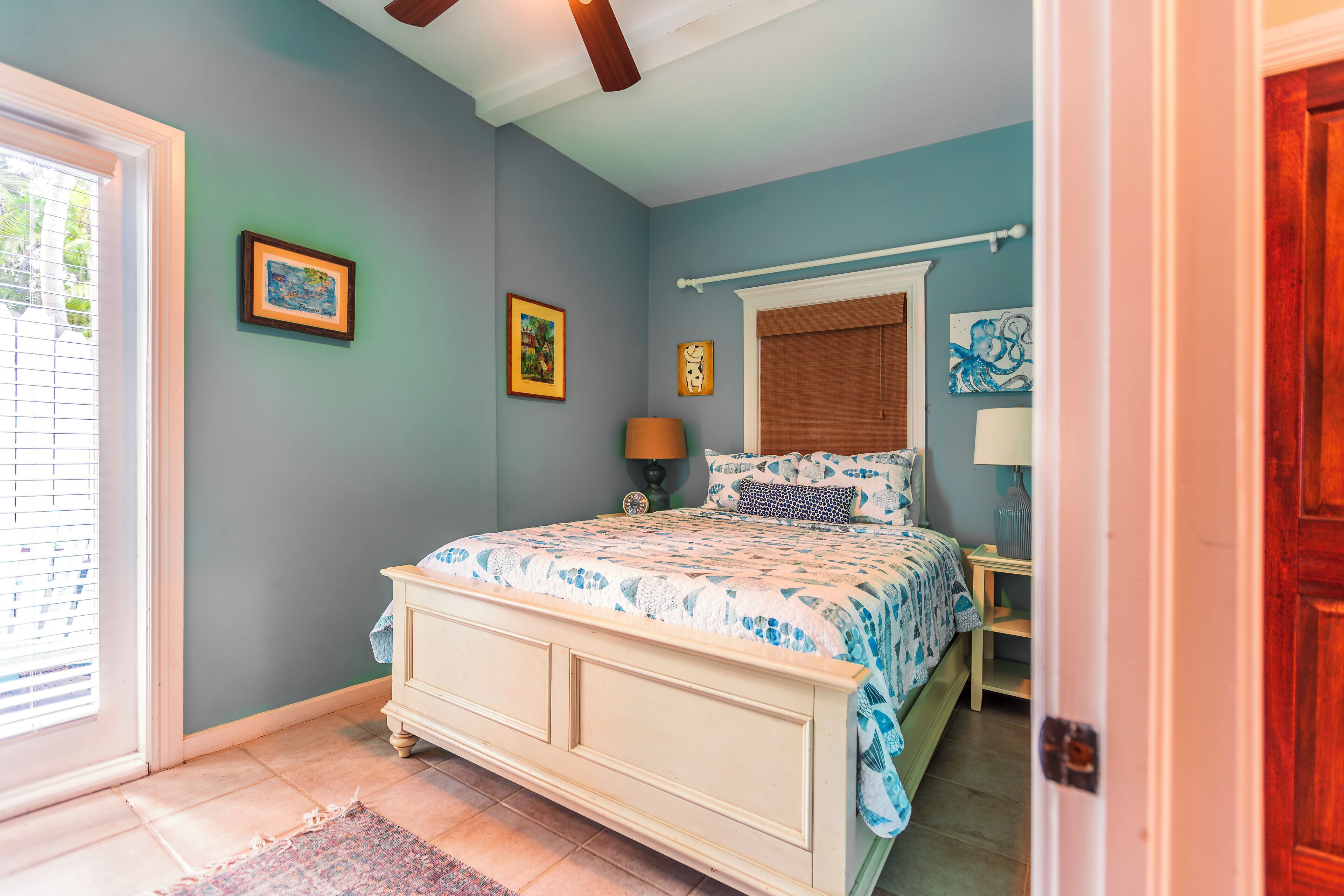 Une chambre à coucher avec un lit, une fenêtre et une porte.