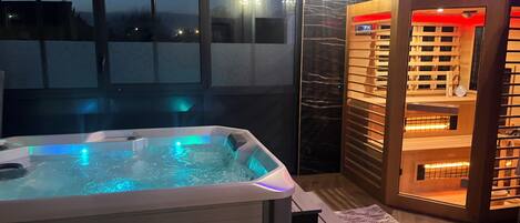 Indoor spa tub