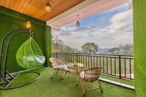 Property grounds - 4-bedroom bed & breakfast in charming Kasauli with WiFi (Kasauli)