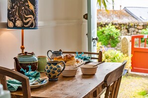 Cottage | Dining - Cottage in Mousehole With Stunning Sea Views (Penzance)