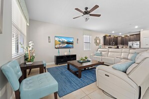 スマートテレビ、テレビゲーム、テーブルサッカー台、卓球台