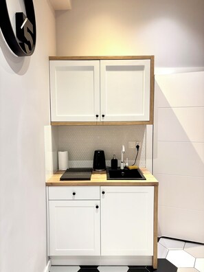 Stovetop, coffee/tea maker, cookware/dishes/utensils, paper towels - Charming apartment in the heart of Kraków (Kraków)