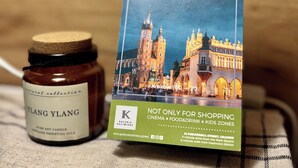 A jar of Ylang Ylang essential oils and a Krakow Free City Map. - The Vinci Residence • Premium Studio | Kraków Old Town (Kraków)