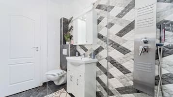 Dusche, Haartrockner, Handtücher, Seife