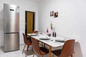 Dining - Chic 1-bedroom apartment with AC, WiFi in cool Giroc
Apartament Sophia (Giroc)