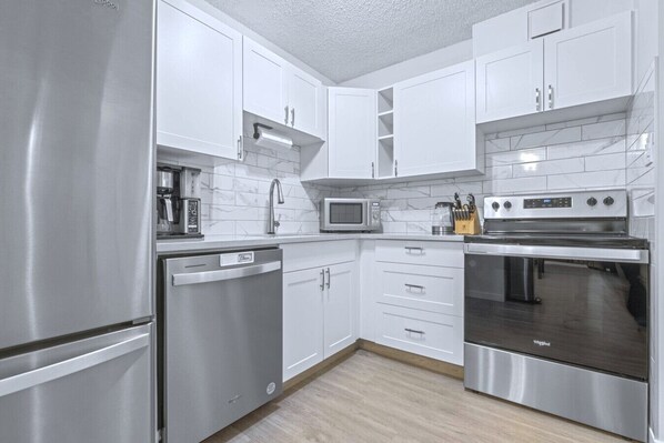 Kühlschrank, Mikrowelle, Ofen, Geschirrspüler