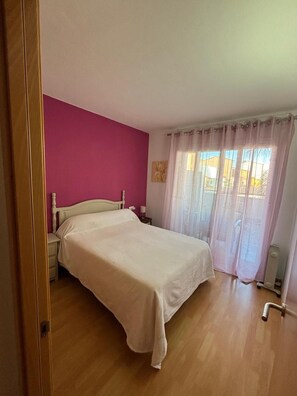 1 slaapkamer, een strijkplank/strijkijzer, wifi