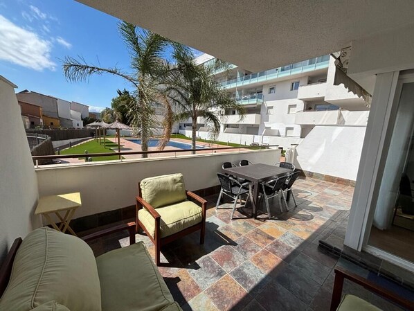 Outdoor dining - Apartment with direct access to the pool and 3 minutes from the beach! Close to all amenities! (Roses)