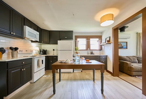 The Lakeside at Sylvan Cottage | Steps to Lake