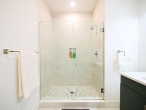 Secador de cabelo, toalhas de banho, papel higiênico 