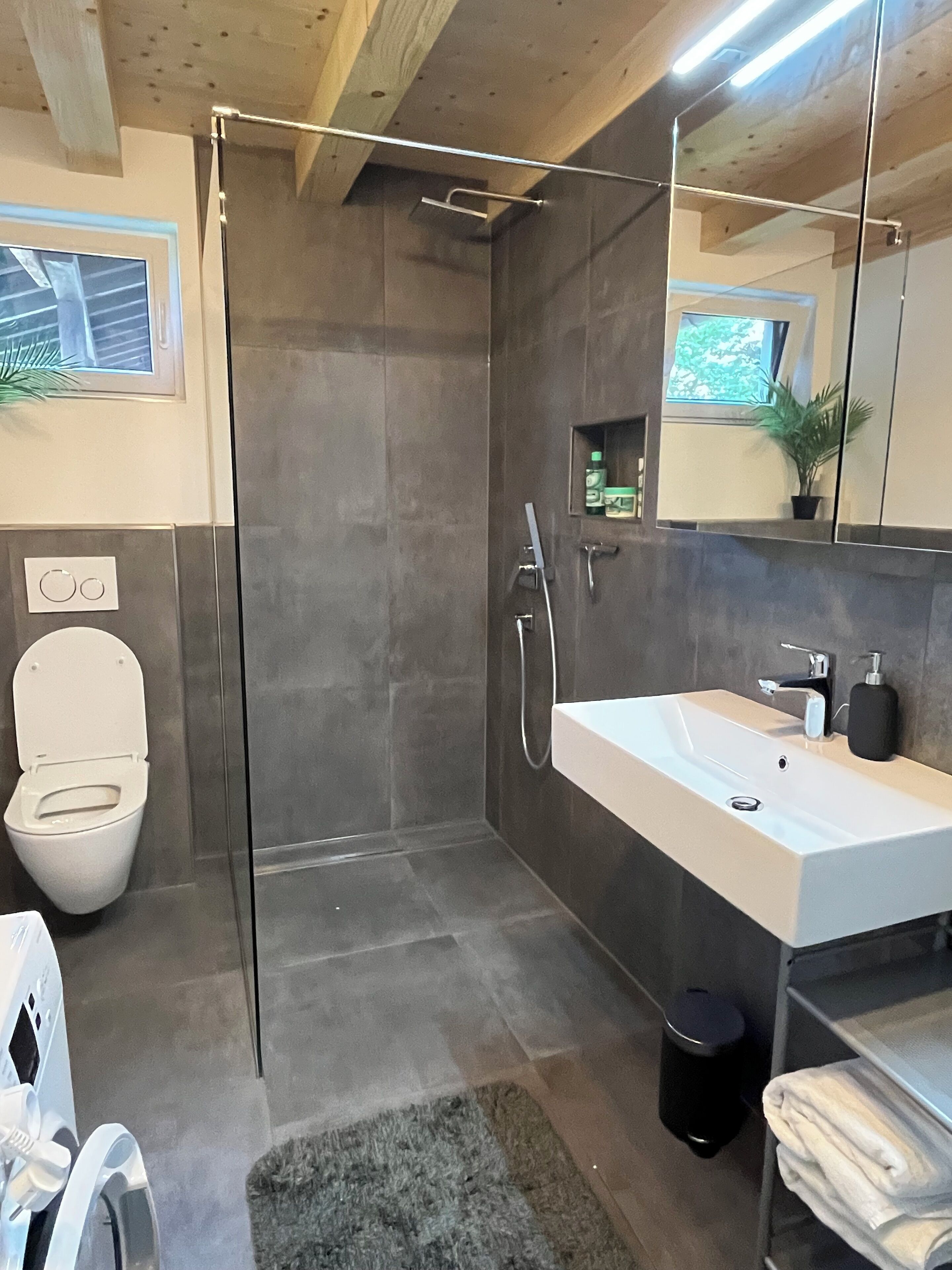 Douche, serviettes fournies, savon, papier toilette