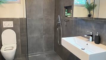 Douche, serviettes fournies, savon, papier toilette