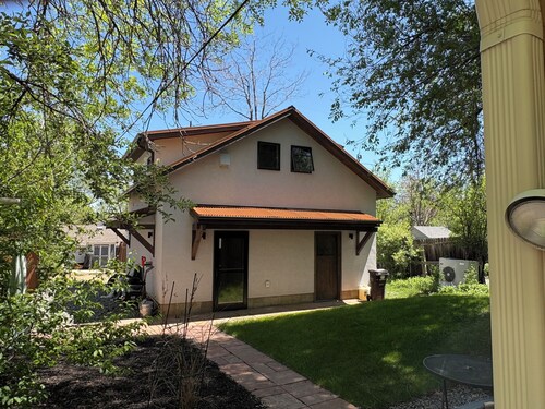 Lovingly Designed Carriage House abutting the foothills in coveted Newlands.