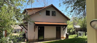 Lovingly Designed Carriage House abutting the foothills in coveted Newlands.