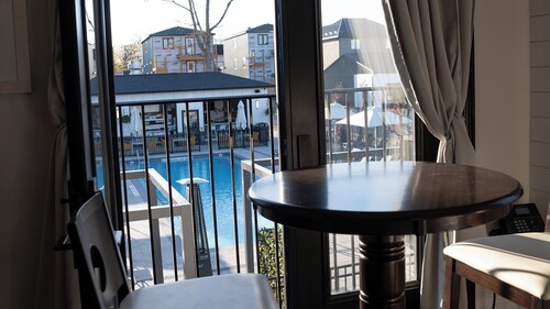 Colonial Hotel & Suites - Brenner Luxury Pool View