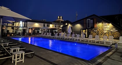 Colonial Hotel & Suites - Double Queen Pool View