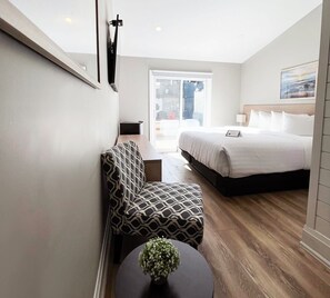 1 bedroom, iron/ironing board, Internet, bed sheets - Colonial Hotel & Suites - Standard King Courtyard (Grand Bend)