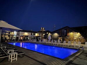 A heated pool - Colonial Hotel & Suites - Standard King Courtyard (Grand Bend)