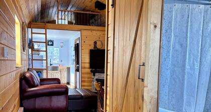 Little Red Cabin with WiFi in Duck Creek Village