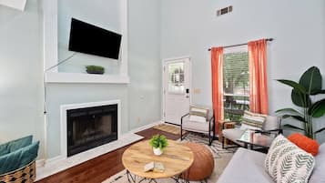 Televisión y chimenea