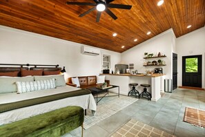 1 bedroom, desk, iron/ironing board, free WiFi