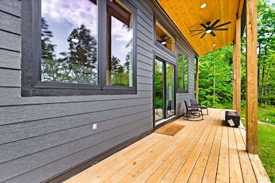 Hot Tub Escape | Sleep 3 | Modern Cabin | Fire Pit